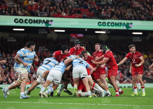 091125 - Wales v Argentina, Quilter Nations Series - Wales drive towards the Argentinian line