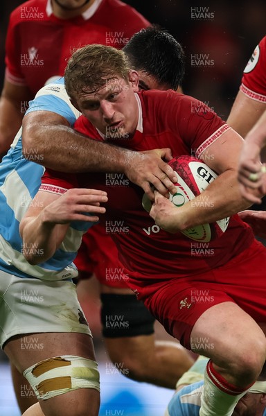 091125 - Wales v Argentina, Quilter Nations Series - Jac Morgan of Wales powers over to score try