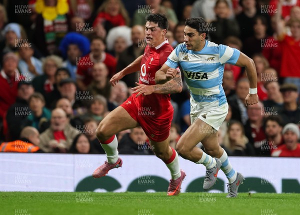 091125 - Wales v Argentina, Quilter Nations Series - Louis Rees-Zammit of Wales outpaces Santiago Carreras of Argentina in a race for the ball