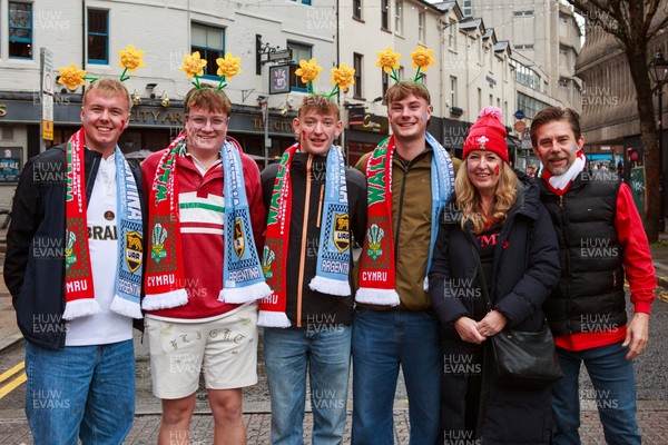 091125 - Wales v Argentina - Quilter Nations Series - Fans outside Principality Stadium before the match
