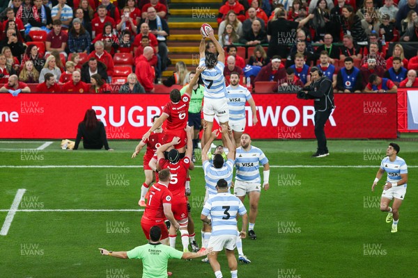 091125 - Wales v Argentina - Quilter Nations Series - Juan Martin Gonzalez of Argentina wins a lineout