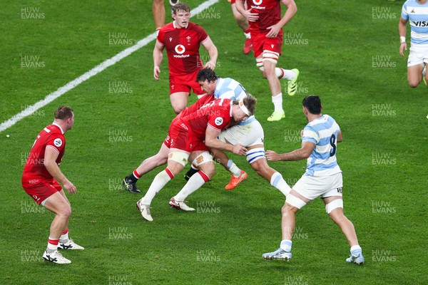 091125 - Wales v Argentina - Quilter Nations Series - Aaron Wainwright of Wales tackles Pablo Matera of Argentina