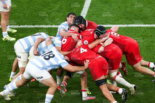 091125 - Wales v Argentina - Quilter Nations Series - Wales drive a maul forward