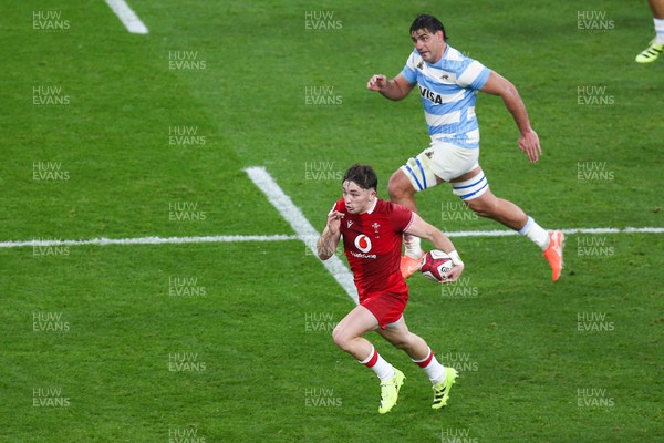 091125 - Wales v Argentina - Quilter Nations Series - Dan Edwards of Wales makes a break