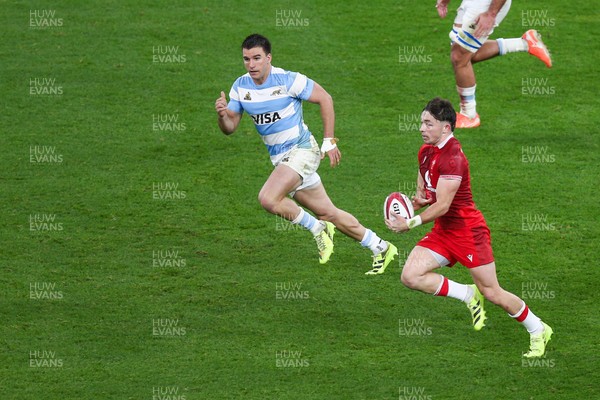 091125 - Wales v Argentina - Quilter Nations Series - Dan Edwards of Wales makes a break