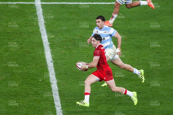 091125 - Wales v Argentina - Quilter Nations Series - Dan Edwards of Wales makes a break