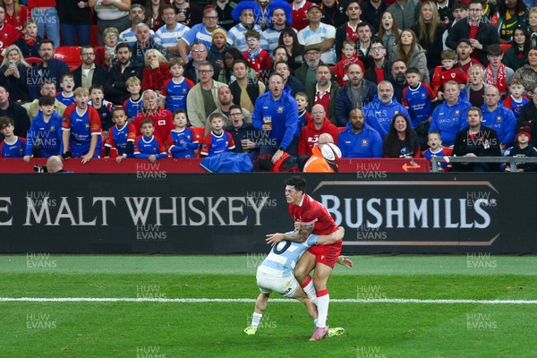 091125 - Wales v Argentina - Quilter Nations Series - Louis Rees-Zammit of Wales fails to gather the ball under pressure from Geronimo Prisciantelli of Argentina