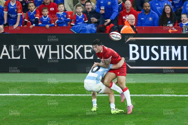091125 - Wales v Argentina - Quilter Nations Series - Louis Rees-Zammit of Wales fails to gather the ball under pressure from Geronimo Prisciantelli of Argentina