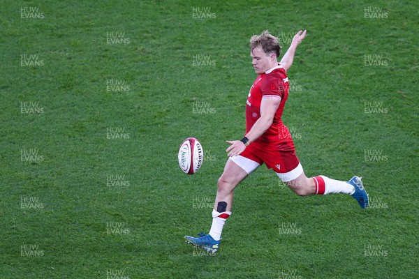 091125 - Wales v Argentina - Quilter Nations Series - Blair Murray of Wales kicks the ball