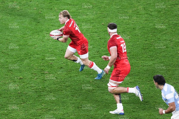 091125 - Wales v Argentina - Quilter Nations Series - Blair Murray of Wales makes a break