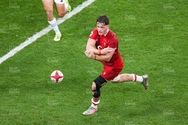 091125 - Wales v Argentina - Quilter Nations Series - Alex Mann of Wales passes the ball