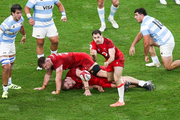 091125 - Wales v Argentina - Quilter Nations Series - Tomos Williams of Wales passes the ball