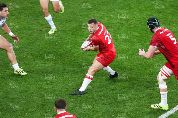 091125 - Wales v Argentina - Quilter Nations Series - Jarrod Evans of Wales passes the ball