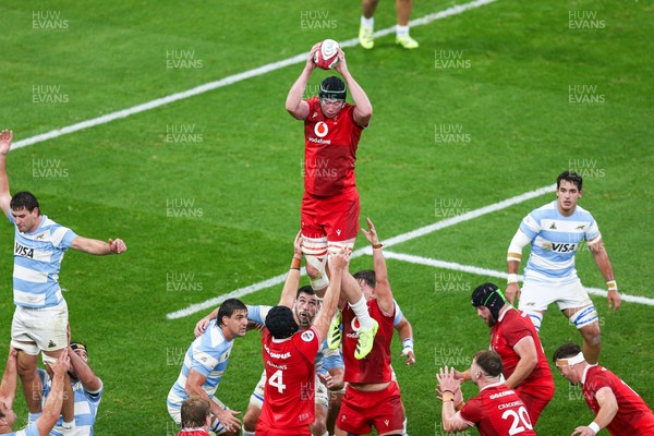 091125 - Wales v Argentina - Quilter Nations Series - Adam Beard of Wales wins a lineout