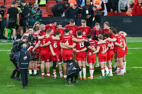 091125 - Wales v Argentina - Quilter Nations Series - Wales team huddle at the end of the match