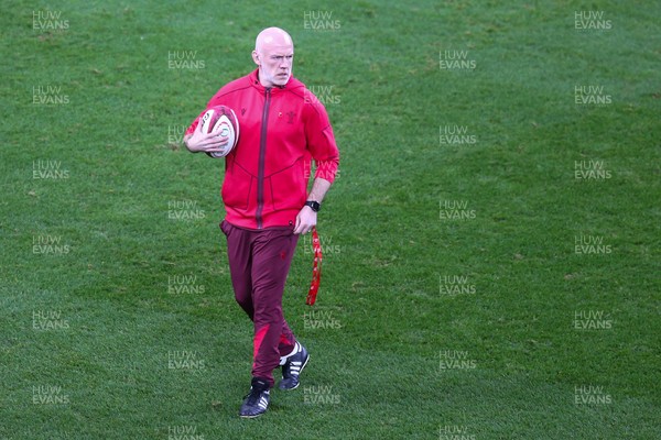 091125 - Wales v Argentina - Quilter Nations Series - Wales head coach Steve Tandy during the warm up