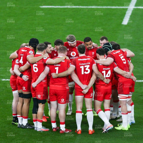 091125 - Wales v Argentina - Quilter Nations Series - Wales huddle before the match