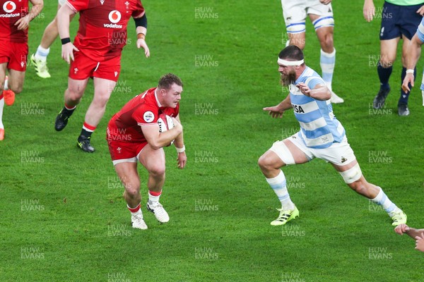091125 - Wales v Argentina - Quilter Nations Series - Dewi Lake of Wales takes on Marcos Kremer of Argentina