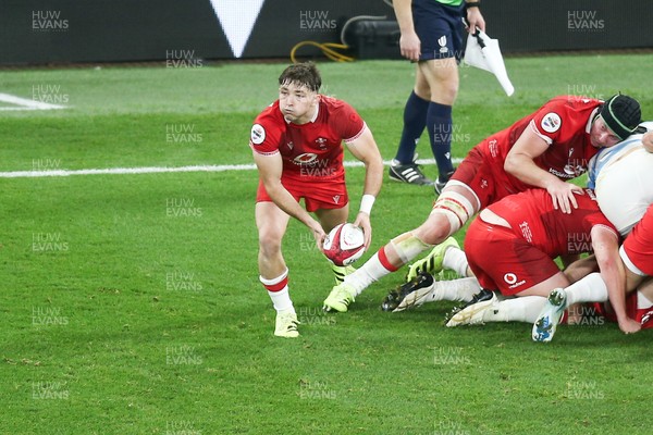 091125 - Wales v Argentina - Quilter Nations Series - Dan Edwards of Wales passes the ball