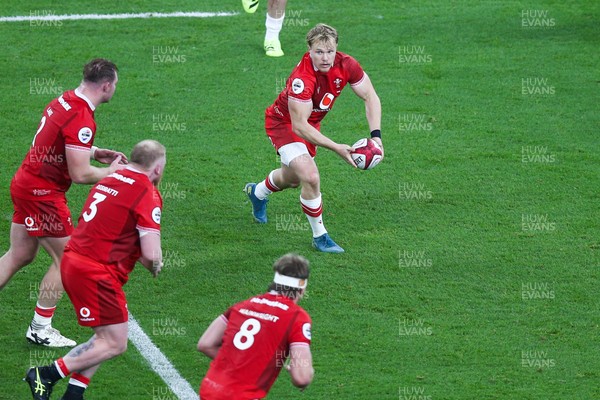 091125 - Wales v Argentina - Quilter Nations Series - Blair Murray of Wales passes the ball