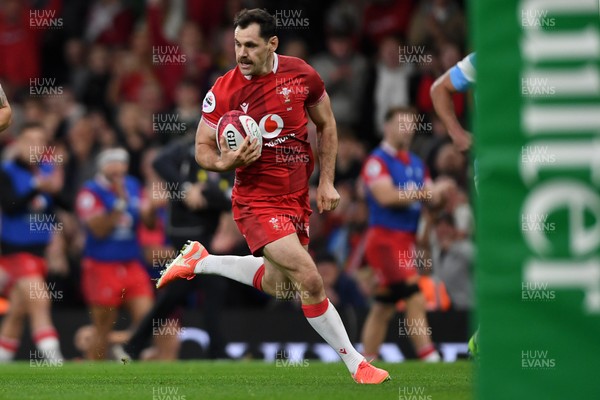 091125 - Wales v Argentina - Quilter Nations Series - Tomos Williams of Wales runs in to score a try