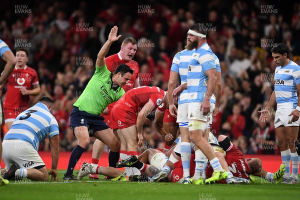091125 - Wales v Argentina - Quilter Nations Series - Dewi Lake of Wales scores a try