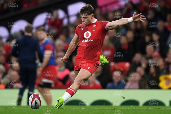 091125 - Wales v Argentina - Quilter Nations Series - Dan Edwards of Wales kicks the conversion