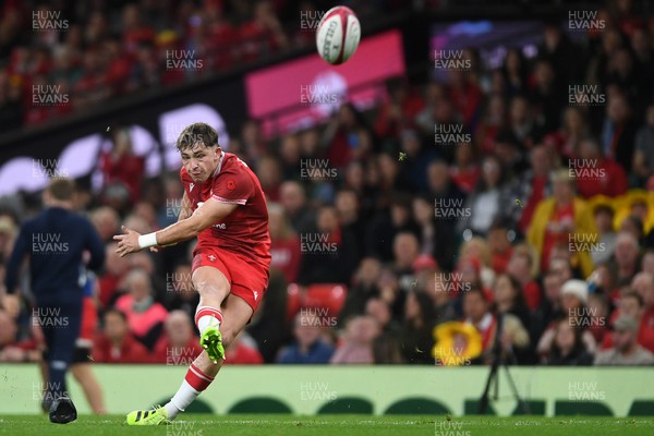 091125 - Wales v Argentina - Quilter Nations Series - Dan Edwards of Wales kicks the conversion