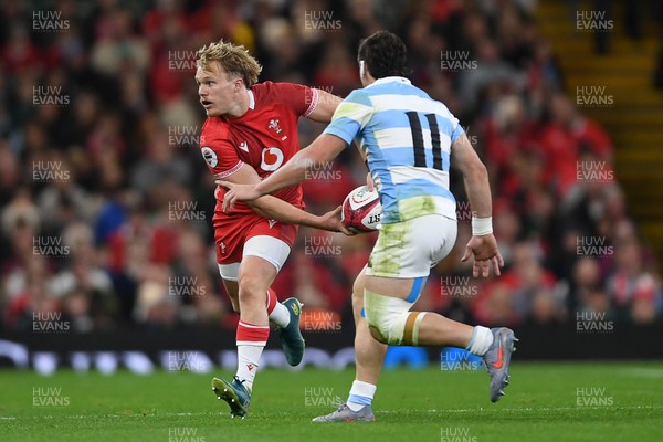 091125 - Wales v Argentina - Quilter Nations Series - Blair Murray of Wales is challenged by Mateo Carreras of Argentina