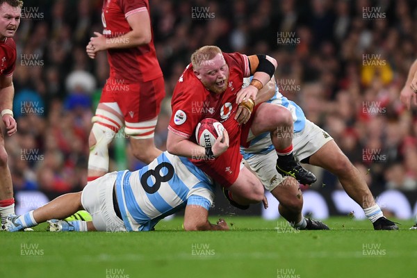 091125 - Wales v Argentina - Quilter Nations Series - Keiron Assiratti of Wales is challenged by Joaquin Oviedo of Argentina