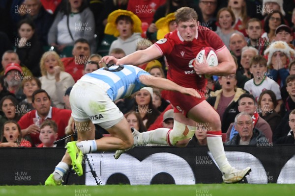 091125 - Wales v Argentina - Quilter Nations Series - Jac Morgan of Wales is challenged by Geronimo Prisciantelli of Argentina