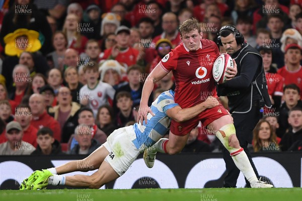 091125 - Wales v Argentina - Quilter Nations Series - Jac Morgan of Wales is challenged by Geronimo Prisciantelli of Argentina