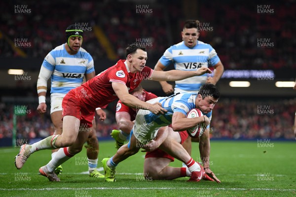 091125 - Wales v Argentina - Quilter Nations Series - Bautista Delguy of Argentina scores a try