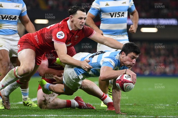 091125 - Wales v Argentina - Quilter Nations Series - Bautista Delguy of Argentina scores a try