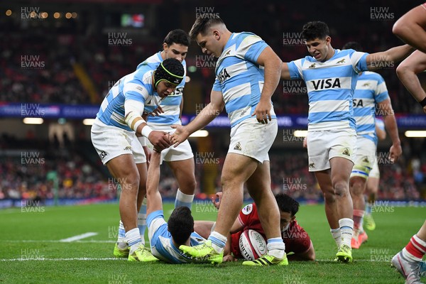 091125 - Wales v Argentina - Quilter Nations Series - Bautista Delguy of Argentina celebrates scoring a try with team mates