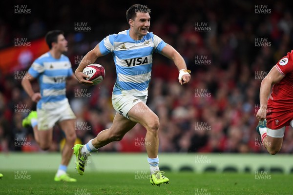 091125 - Wales v Argentina - Quilter Nations Series - Geronimo Prisciantelli of Argentina runs in to score a try