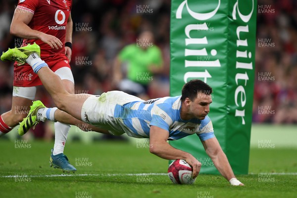 091125 - Wales v Argentina - Quilter Nations Series - Geronimo Prisciantelli of Argentina scores a try