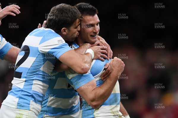 091125 - Wales v Argentina - Quilter Nations Series - Geronimo Prisciantelli of Argentina celebrates scoring a try with team mates