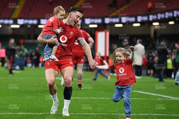 091125 - Wales v Argentina - Quilter Nations Series - Josh Adams of Wales with family at full time