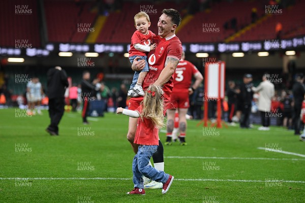 091125 - Wales v Argentina - Quilter Nations Series - Josh Adams of Wales with family at full time