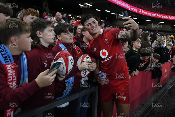 091125 - Wales v Argentina - Quilter Nations Series - Louis Rees-Zammit of Wales with fans at full time