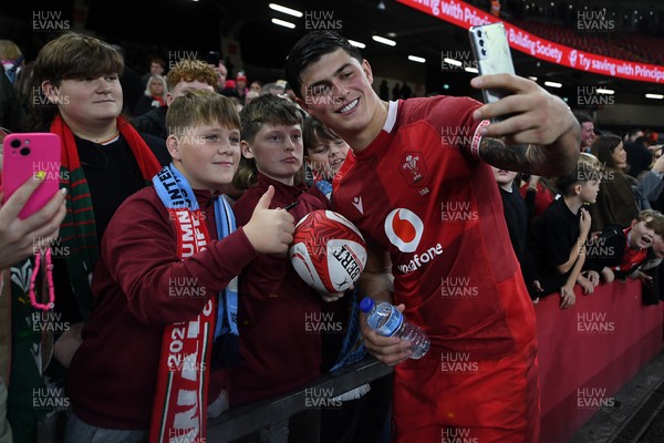 091125 - Wales v Argentina - Quilter Nations Series - Louis Rees-Zammit of Wales with fans at full time