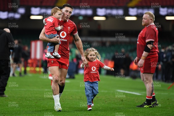 091125 - Wales v Argentina - Quilter Nations Series - Josh Adams of Wales with family at full time