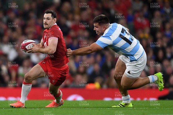 091125 - Wales v Argentina - Quilter Nations Series - Tomos Williams of Wales is challenged by Justo Piccardo of Argentina