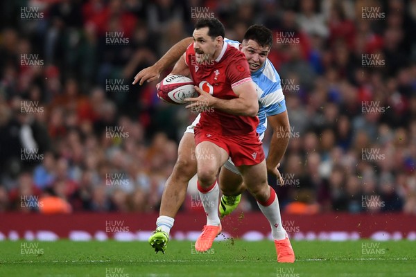 091125 - Wales v Argentina - Quilter Nations Series - Tomos Williams of Wales is challenged by Justo Piccardo of Argentina