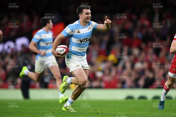 091125 - Wales v Argentina - Quilter Nations Series - Geronimo Prisciantelli of Argentina runs in to score a try