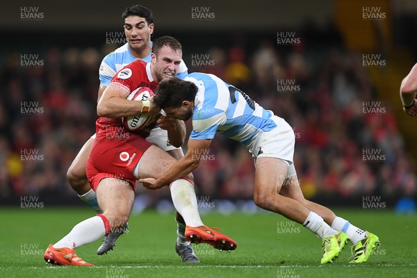 091125 - Wales v Argentina - Quilter Nations Series - Max Llewellyn of Wales is challenged by Juan Cruz Mallia of Argentina