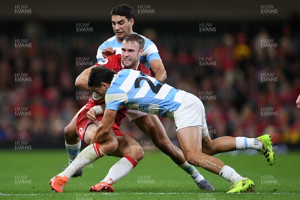 091125 - Wales v Argentina - Quilter Nations Series - Max Llewellyn of Wales is challenged by Juan Cruz Mallia of Argentina