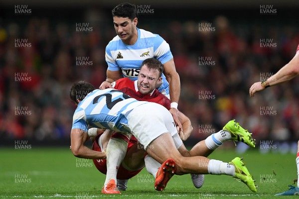 091125 - Wales v Argentina - Quilter Nations Series - Max Llewellyn of Wales is challenged by Juan Cruz Mallia of Argentina