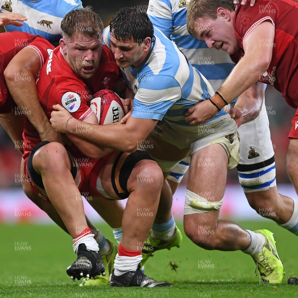 091125 - Wales v Argentina - Quilter Nations Series - Olly Cracknell of Wales is challenged by Juan Cruz Mallia of Argentina
